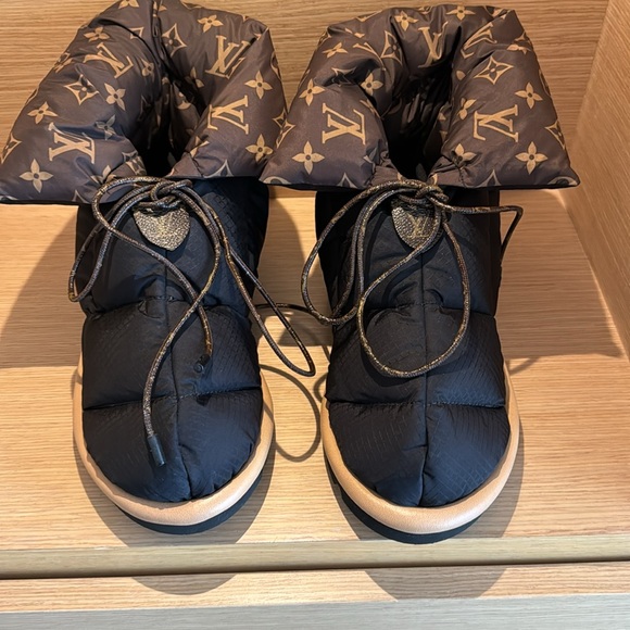 Louis Vuitton Pellow Comfort Ankle  Boots. - Picture 2 of 8